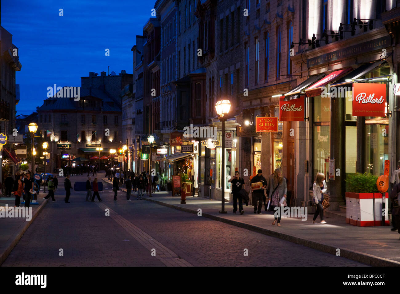 Ansicht Ost auf Rue Saint Jean in der Dämmerung. Quebec Stadt, Kanada. Stockfoto