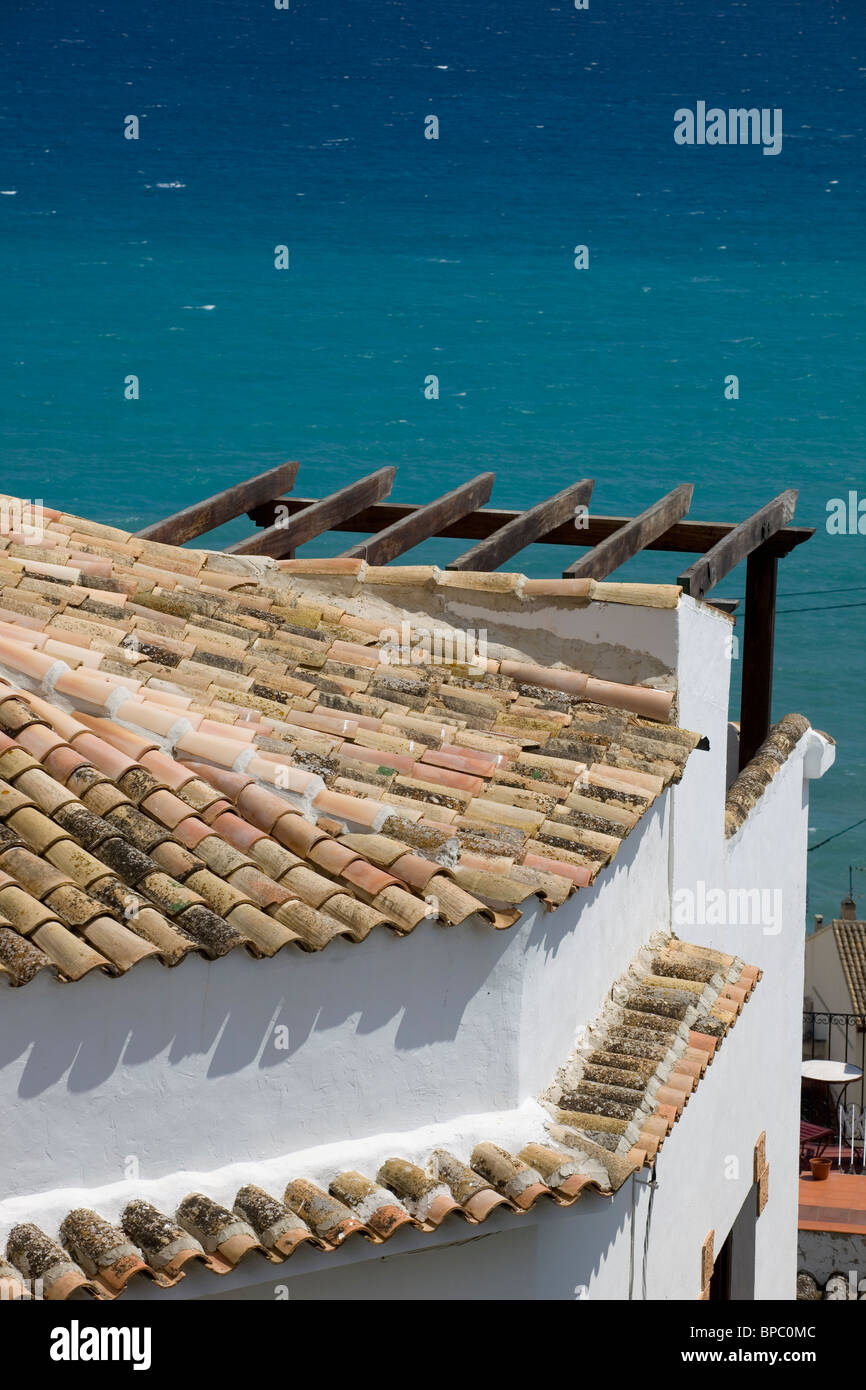 Ein Blick über die Dächer in Altea, Spanien. Stockfoto