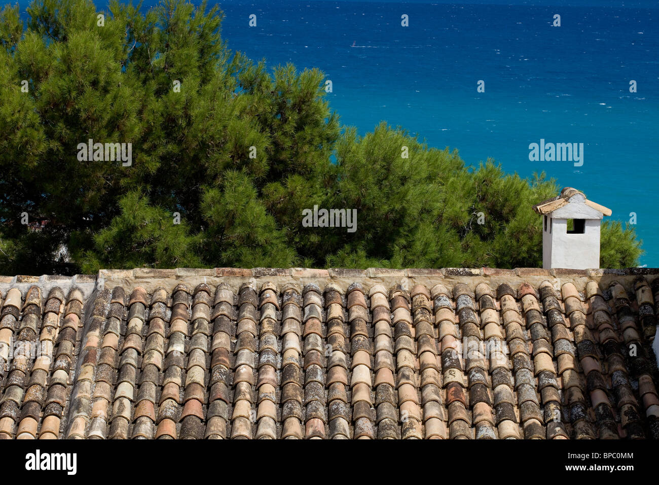 Ein Blick über die Dächer in Altea, Spanien. Stockfoto
