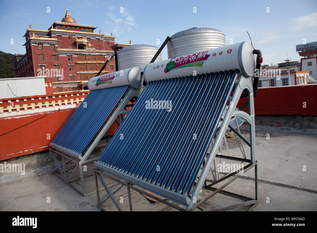 Solare Warmwasserbereitung in Shangri-La oder Zhongdian in der Provinz Yunnan, China Stockfoto