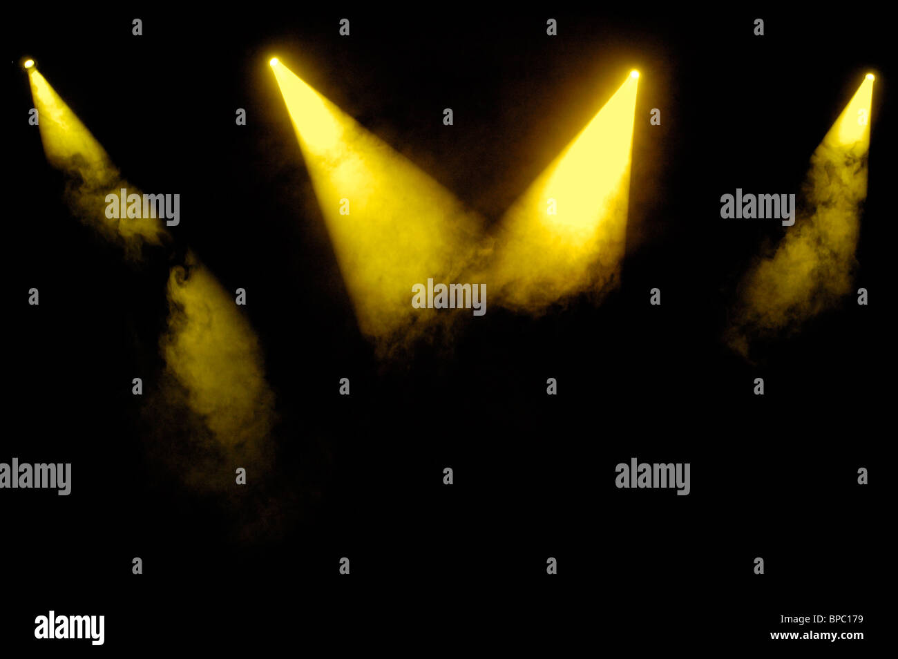 Gelbe Phase Strahler in Rauch auf schwarzem Hintergrund Stockfoto