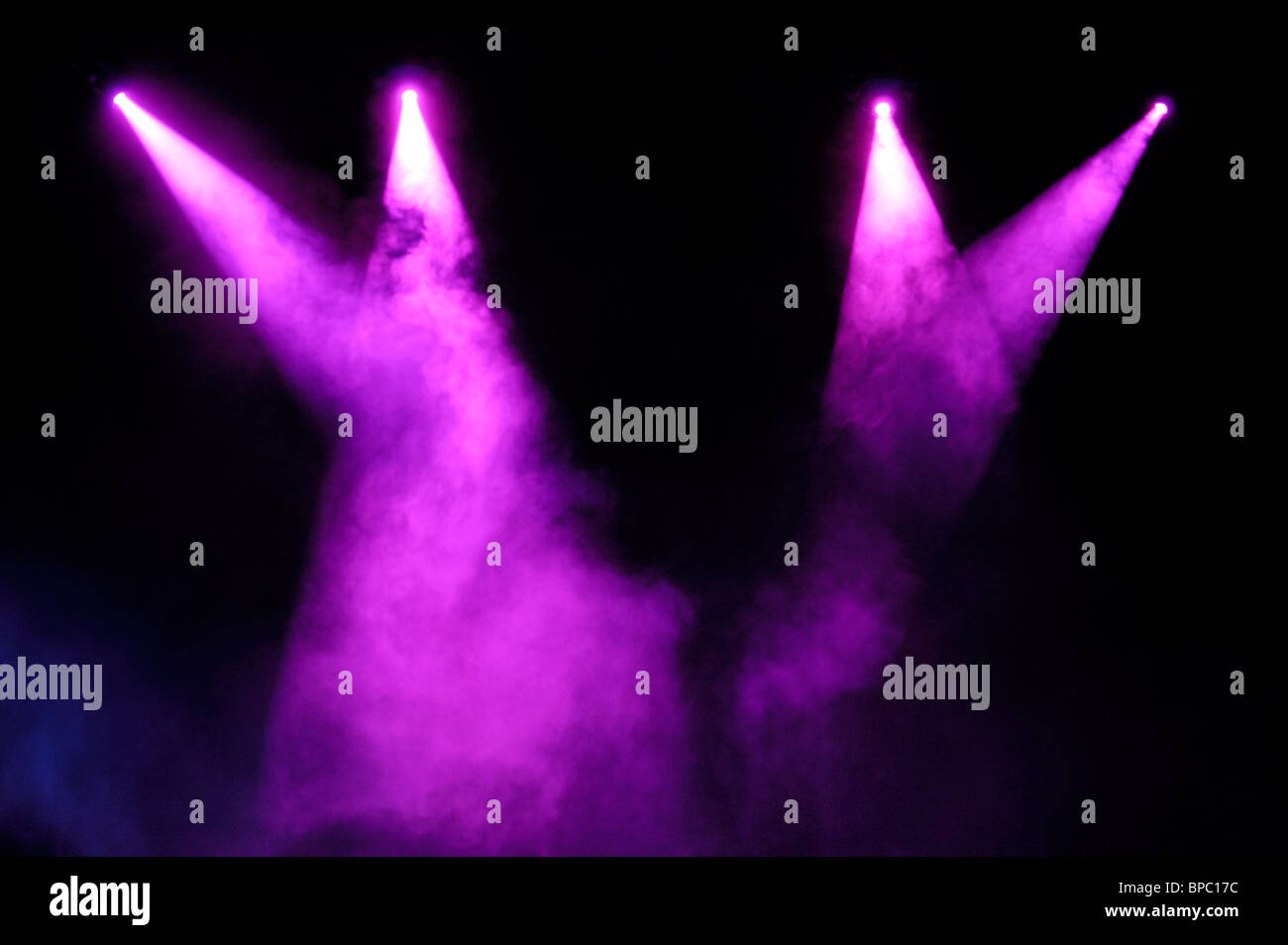 Lila Bühne Strahler in Rauch auf schwarzem Hintergrund Stockfoto