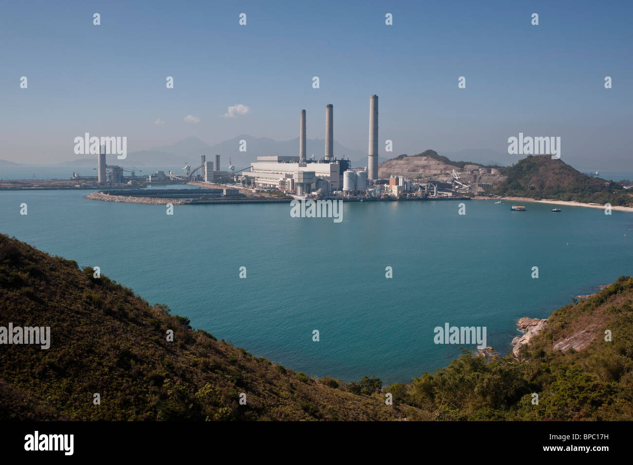 Hong Kong, The Lamma Kraftwerk vor Hung Shing Yeh Strand. Stockfoto