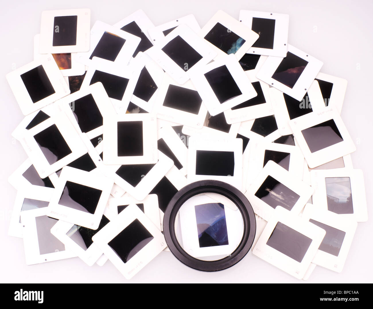 Ein Haufen von alten Fotografie Filmnegative ausgebreitet auf einem weißen Hintergrund. Stockfoto