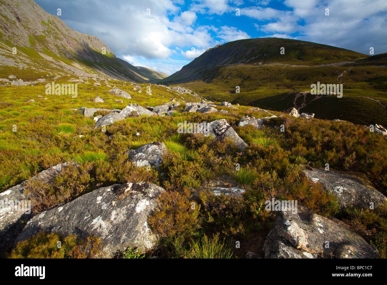 Schottland, Schottisches Hochland, Cairngorm National Park. Mit Blick auf den Lairig Ghru von den Ausläufern der taumelte Fels. Stockfoto