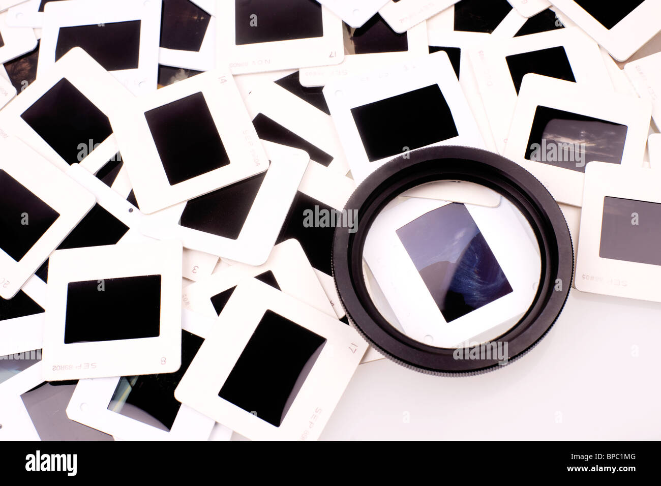 Ein Haufen von alten Fotografie Filmnegative ausgebreitet auf einem weißen Hintergrund. Stockfoto