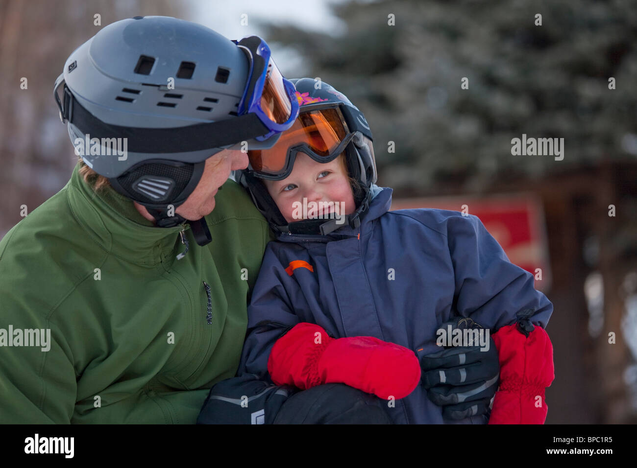 Red Deer, Alberta, Kanada; einem Vater und seinem kleinen Sohn tragen Helme und Skibrillen Stockfoto