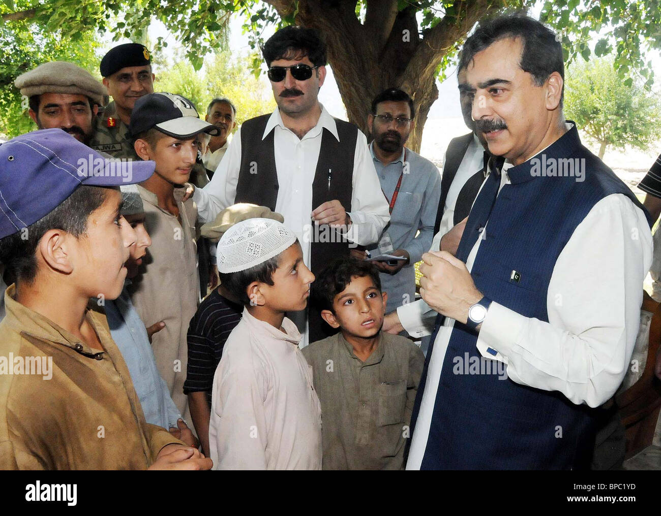 Premierminister Syed Yousuf Raza Gillani spricht mit Waisenkindern, die Eltern waren gestorben in Flut Stockfoto