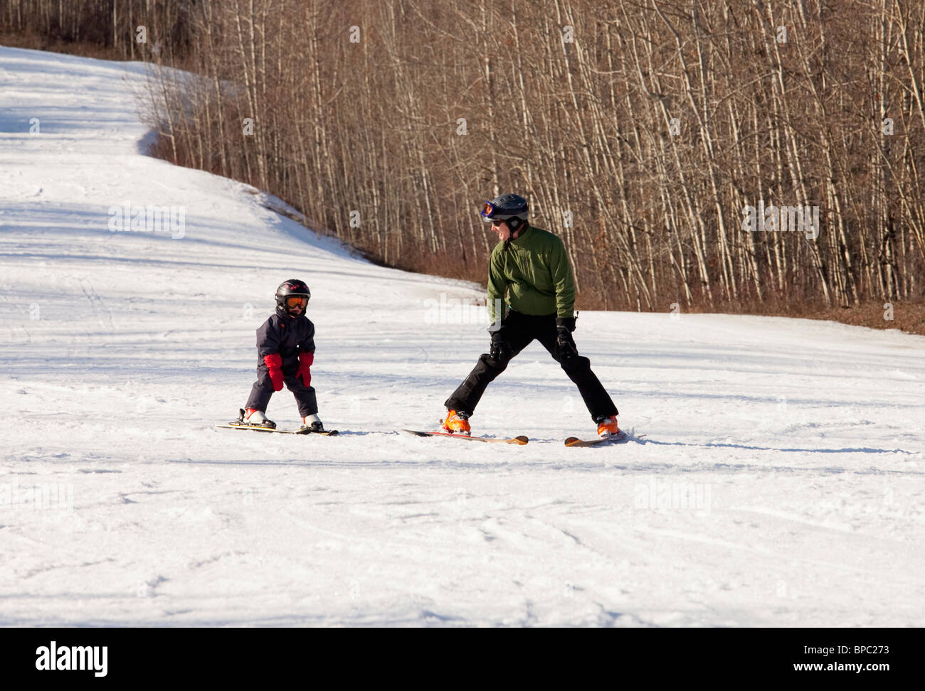 Red Deer, Alberta, Kanada; ein Vater lehrt seinen kleinen Sohn, wie man ski Stockfoto