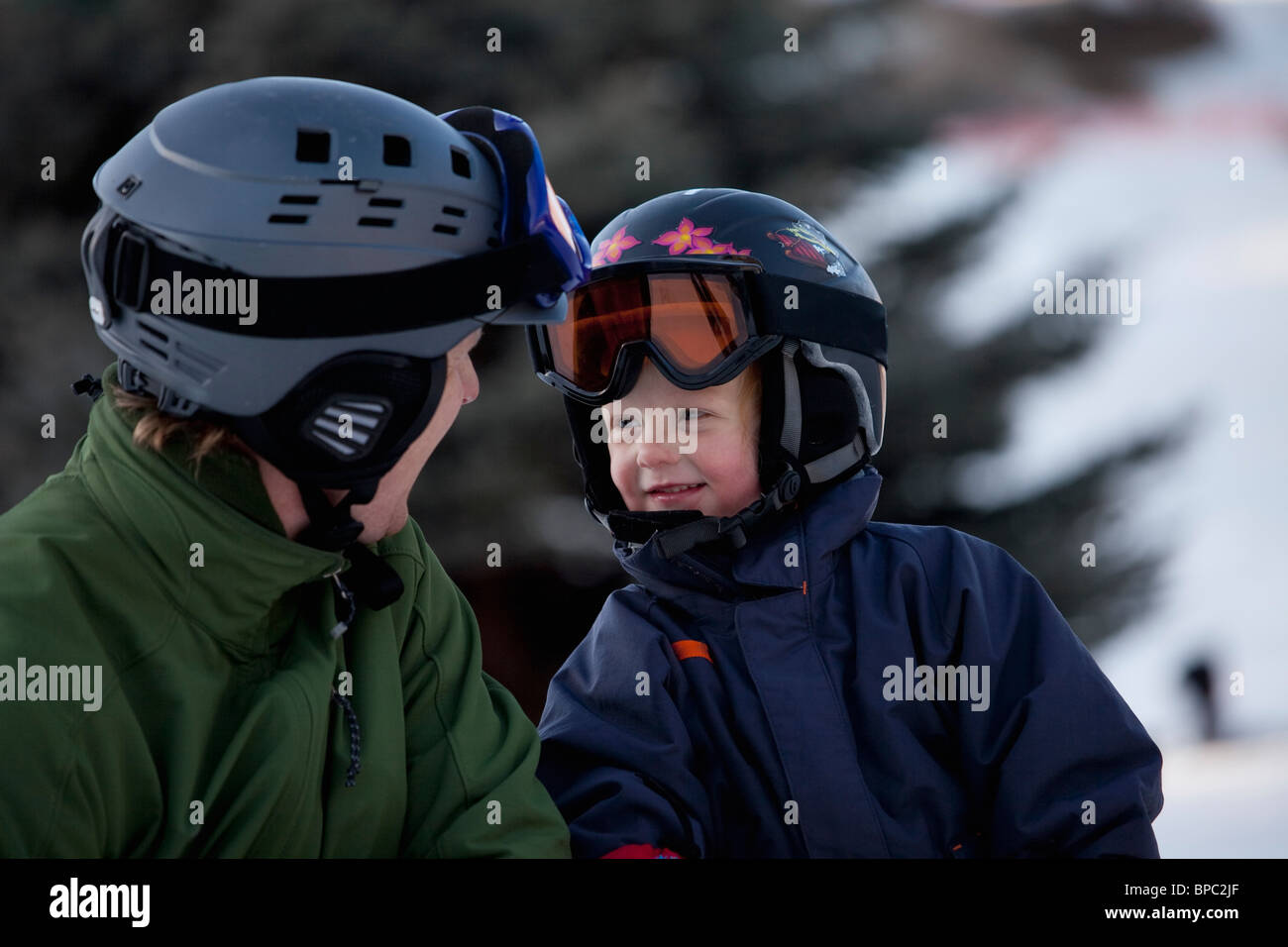 Red Deer, Alberta, Kanada; Vater und Sohn tragen Helme und Skibrillen am Skigebiet Stockfoto
