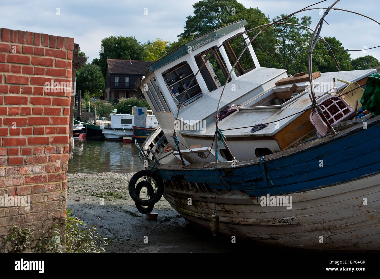 Alten zerstörten Boot auf dem Weg durch den Fluss Themse in Twickenham Stockfoto