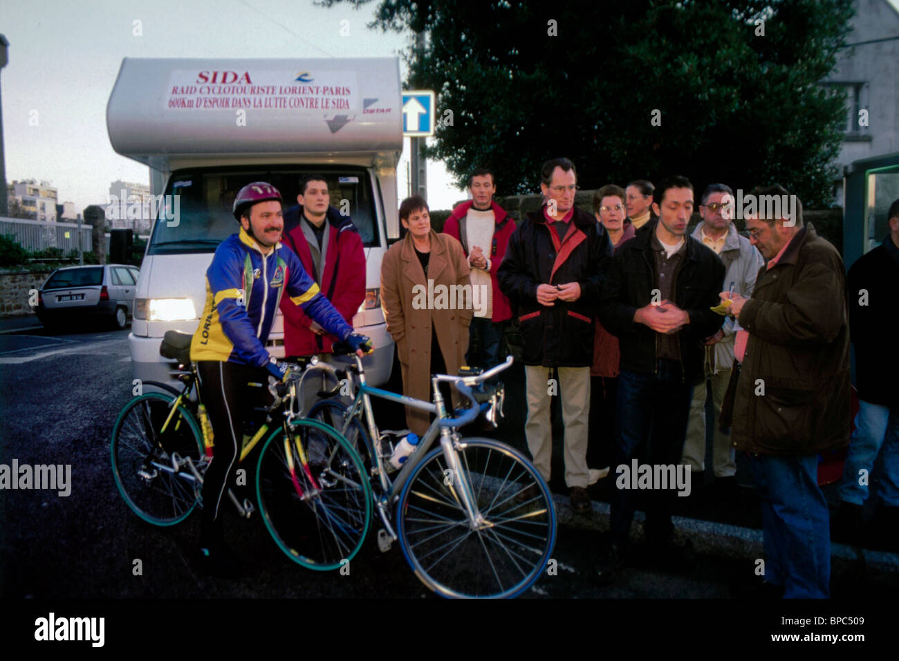 Queven, Frankreich - Radfahrer AIDS Bike-a-Thon Fundraising Event, Bretagne nach Paris Sidaction „SIDA 2000" contre le sida, Freiwillige, die der Gemeinschaft helfen Stockfoto