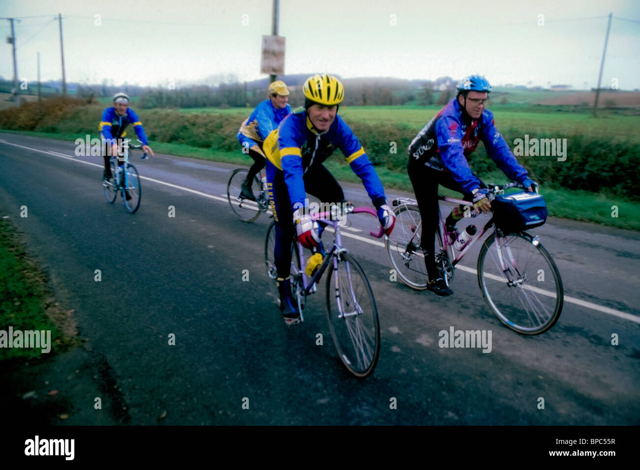 Bretagne, Frankreich - Bretagne nach Paris, Gruppe Radfahrer Radsport auf Landstraße Stockfoto