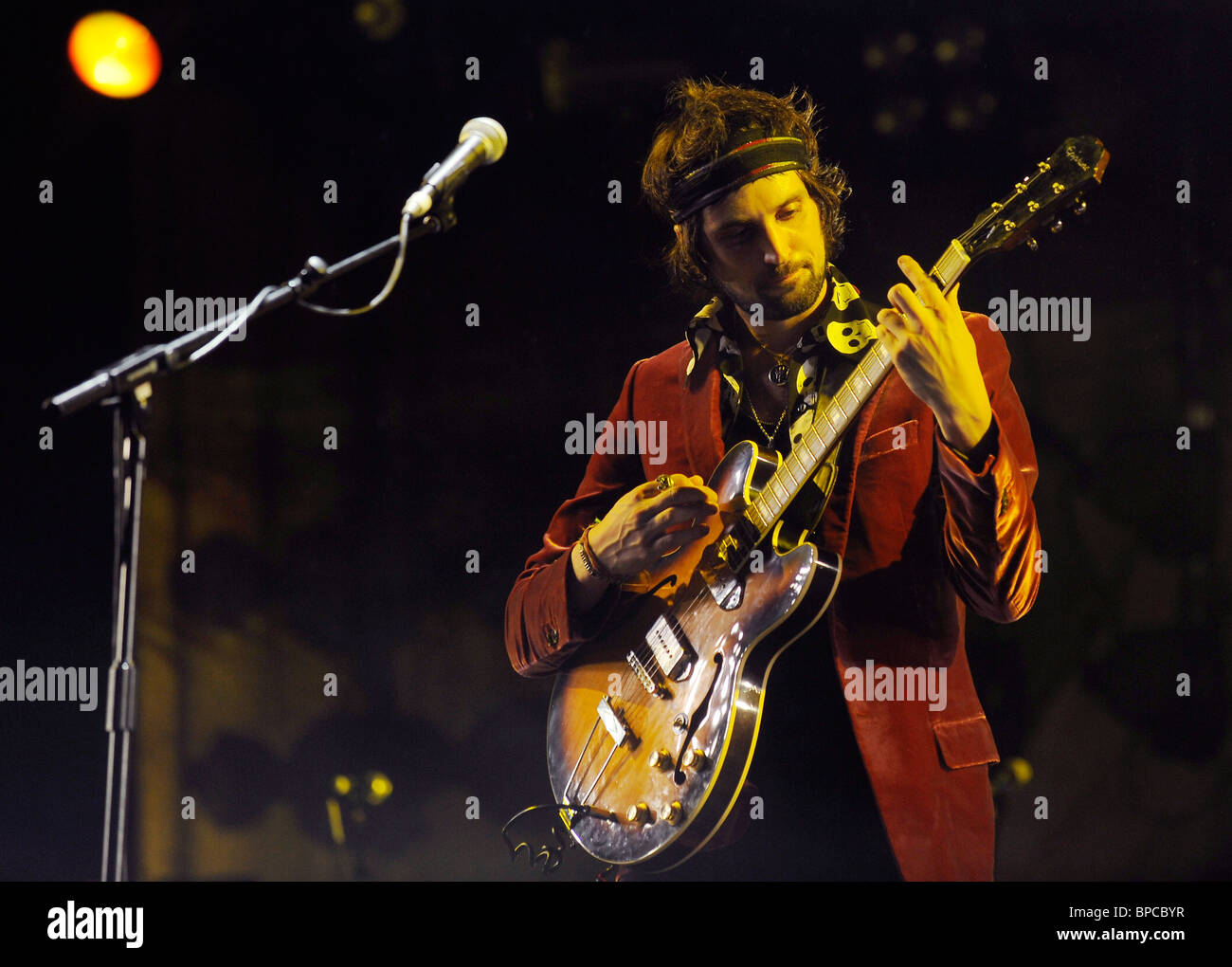 Sergio Pizzorono von Kasabian die live beim V Festival 2010 Stockfoto