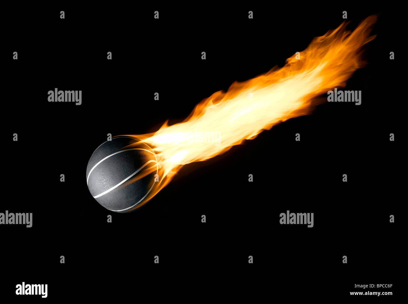 Ein Basketball mit einem brennenden Schweif wie ein Komet Stockfoto