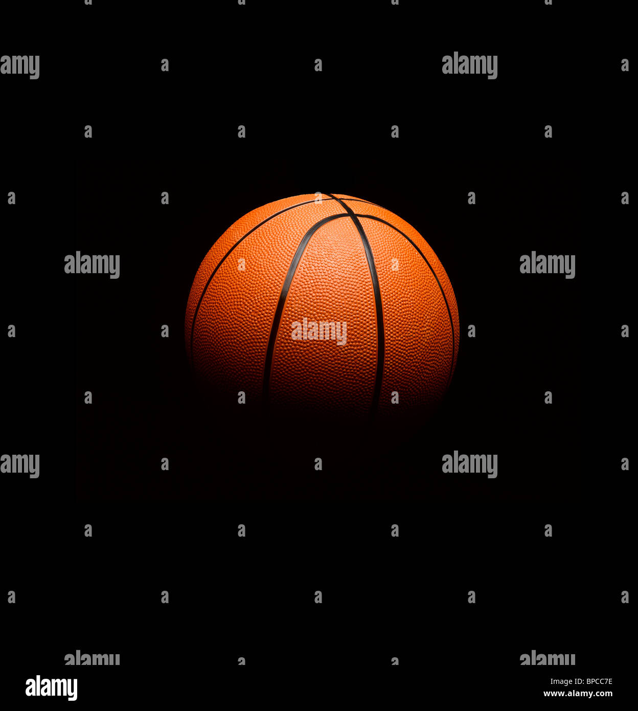 Basketball im Raum schwebend Stockfoto