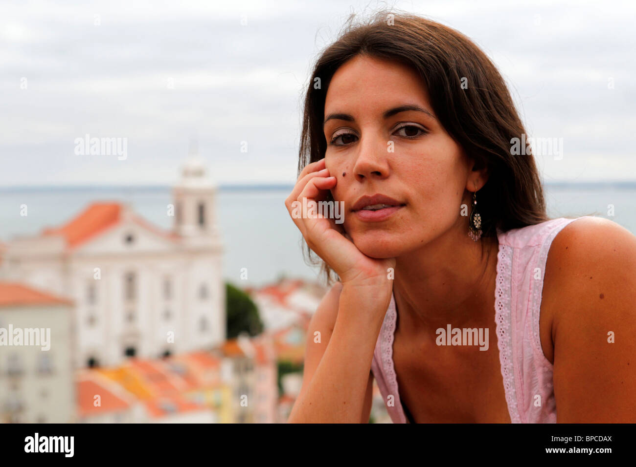 Historische Gebäude in der Alfama Viertel von Lissabon können hinter eine portugiesische Frau zu sehen. Stockfoto