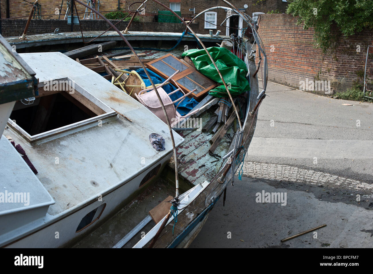 Alten zerstörten Boot auf dem Weg durch den Fluss Themse in Twickenham Stockfoto