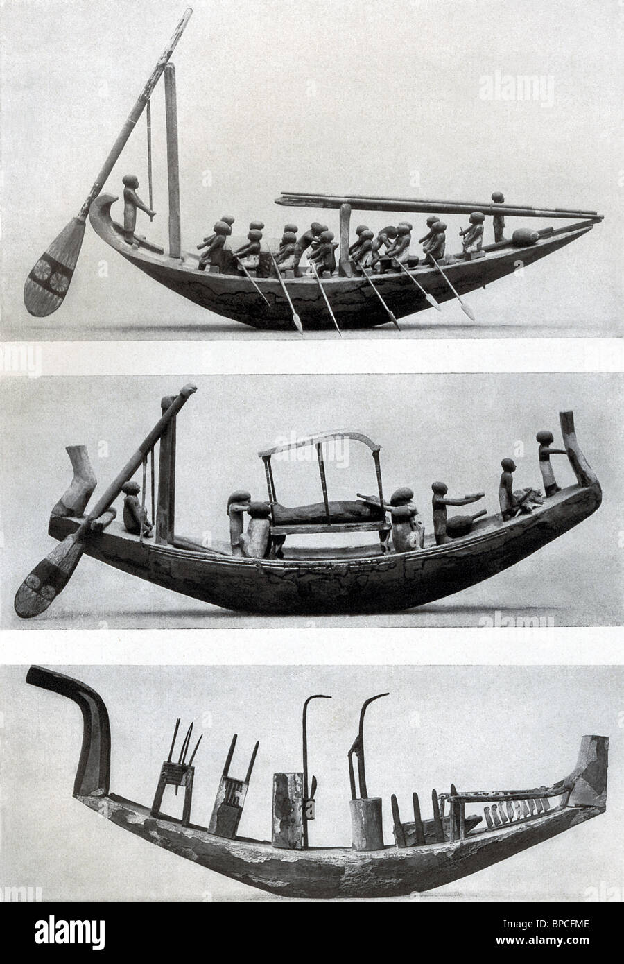 drei Boote He (Top 2 Beerdigung Boote sind, unten ist das Boot des Ra) abgebildet hier aus Holz gefertigt wurden. Stockfoto