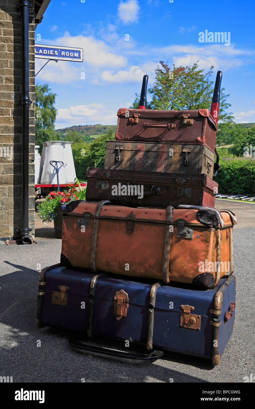 Alte Koffer auf einem Träger-Wagen am Oakworth Bahnhof, Keighley und Wert Valley Railway, Oakworth, West Yorkshire, England, UK. Stockfoto