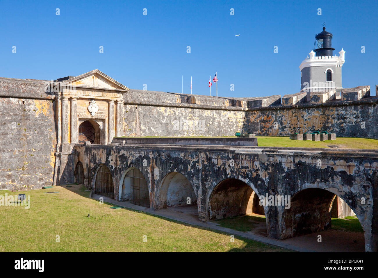 Der Vordereingang Brücke und Tür zum San Felipe del Morro Castle in San Juan, Puerto Rico, West Indies. Stockfoto