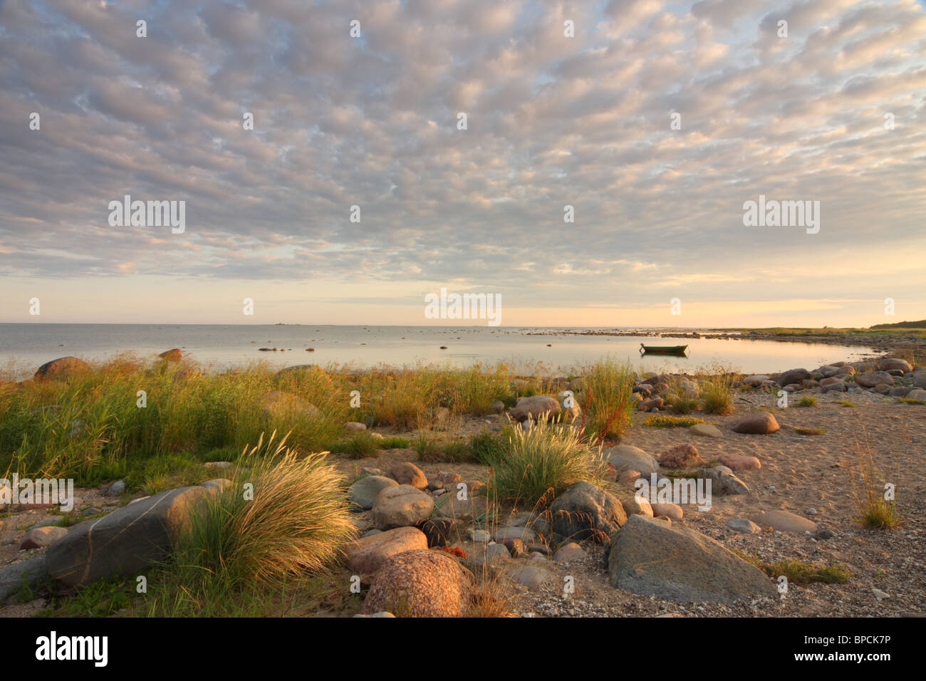 Boot in der Bucht von Kihnu Stockfoto