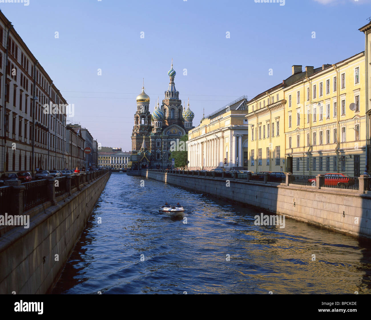 Moyka Kanal zeigt die Kirche des Erlösers auf Auferstehungskirche, Sankt Petersburg, nordwestliche Region, Russland Stockfoto