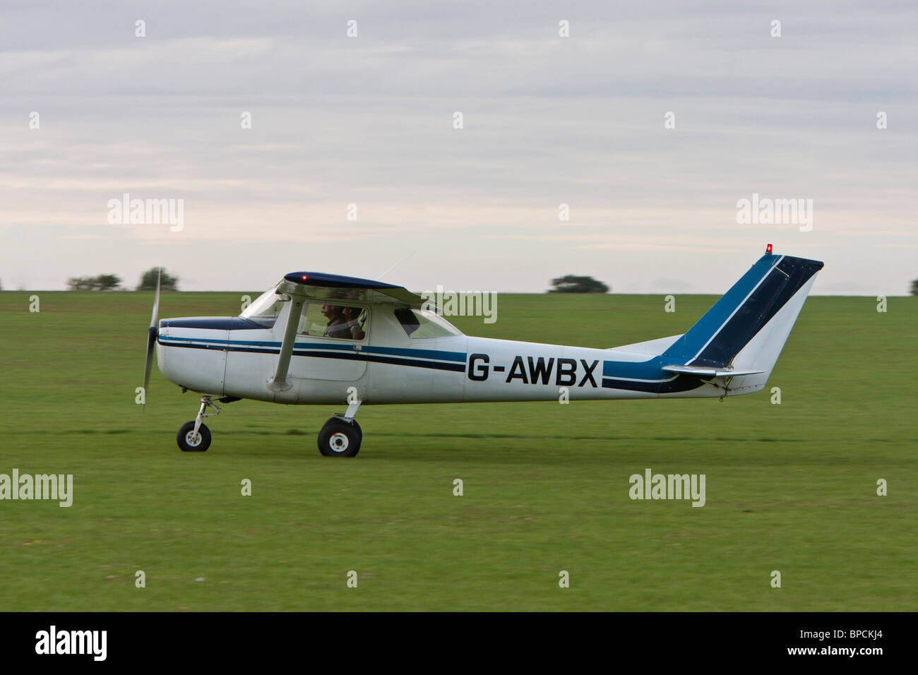 Reims Cessna F150, Reg G-AWBX, bei Unternehmen, Northampton UK Stockfoto