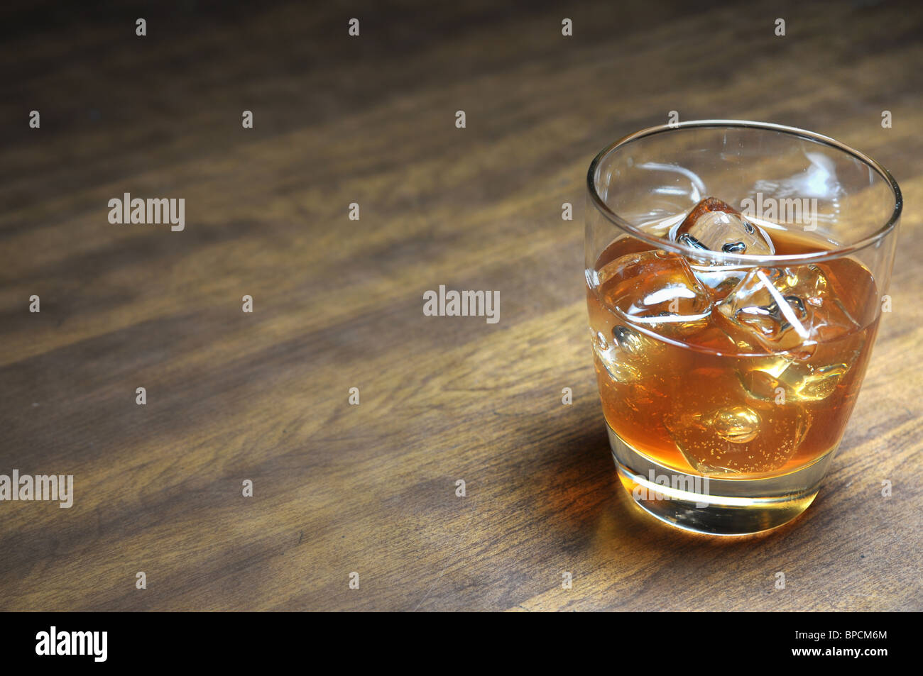 Bourbon auf den Felsen auf Holztisch mit Textfreiraum. Stockfoto