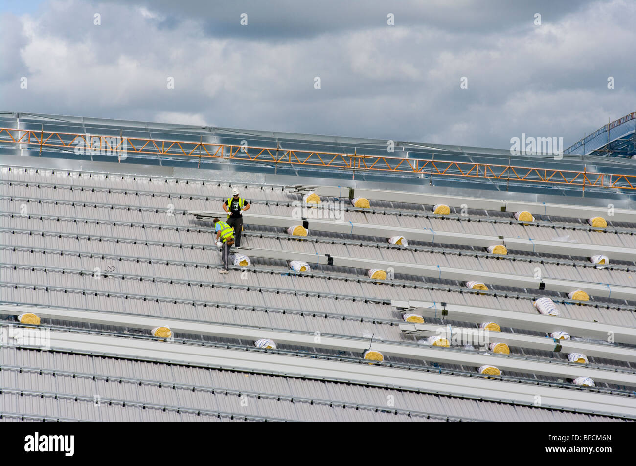 Bauarbeiter auf dem Dach des Stadions Falmer. Die neue Heimat von Brighton und Hove Albion Football Club Stockfoto