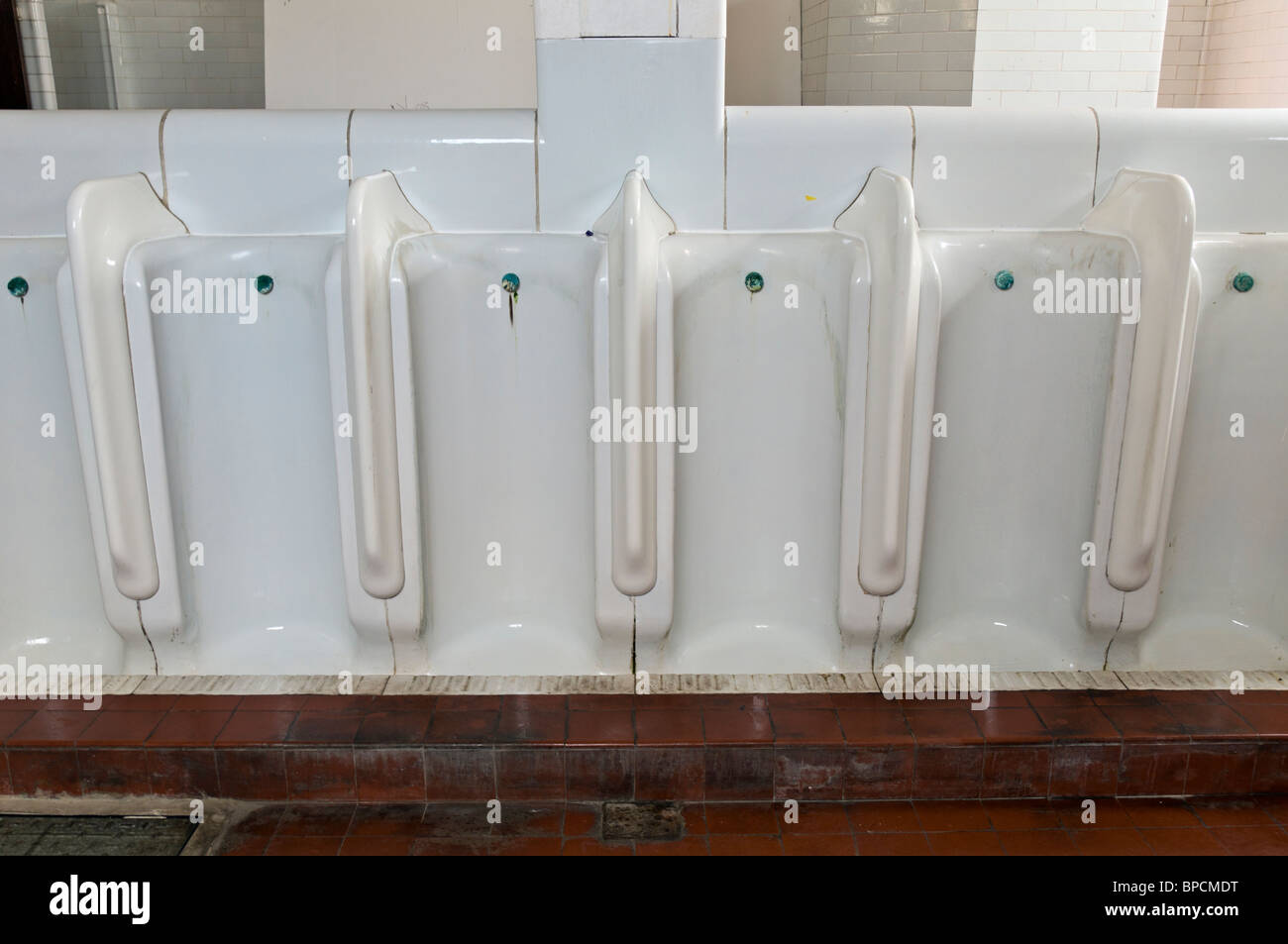 Keramische Urinale in Herren-WC, Clacton auf See Pier, Vereinigtes Königreich Stockfoto