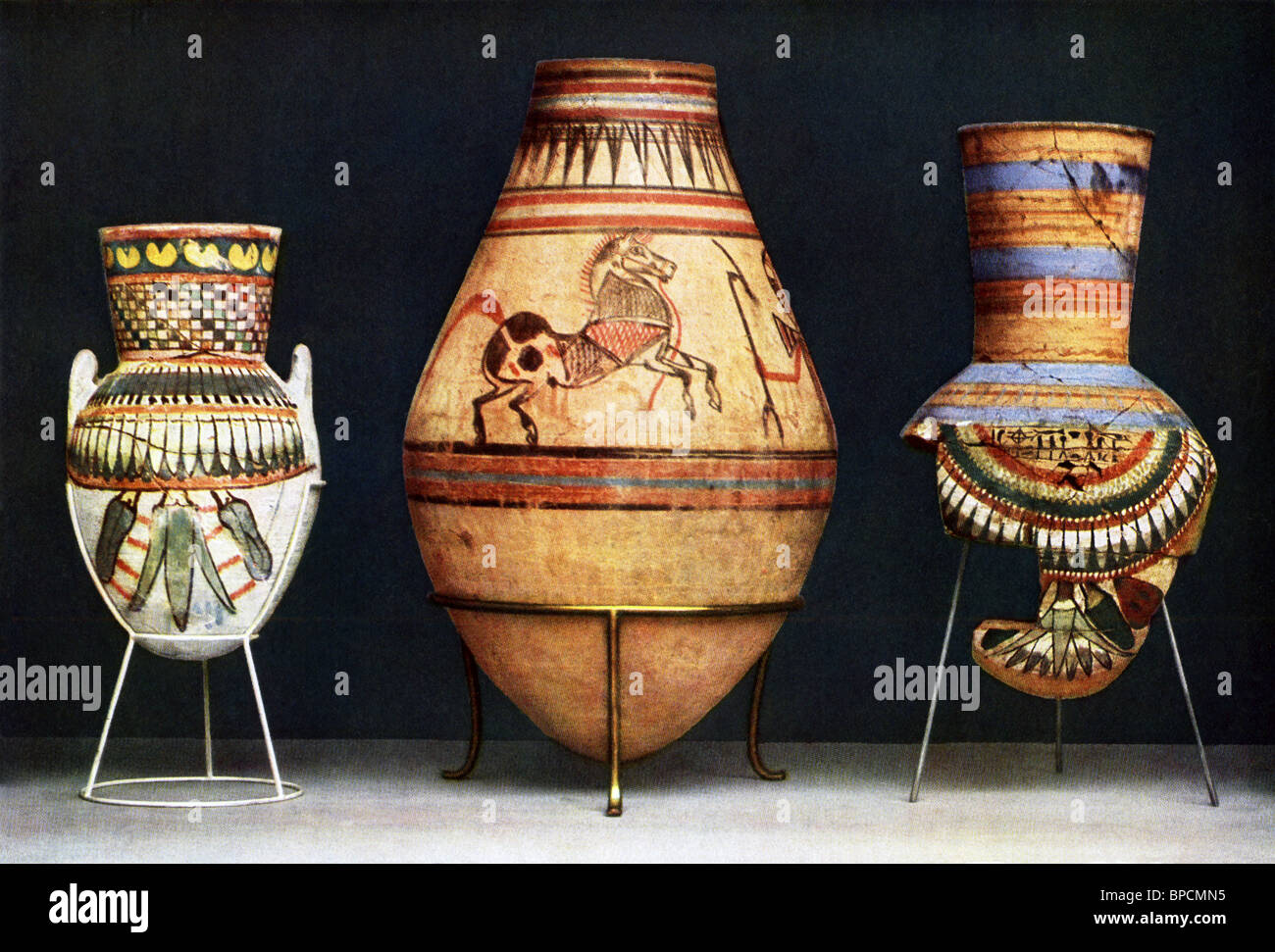 Diese drei ägyptischen bemalte Tongefäße, Datierung t o das neue Reich (ca. 1550-1070 v. Chr.), sind von Deir el Medina. Stockfoto