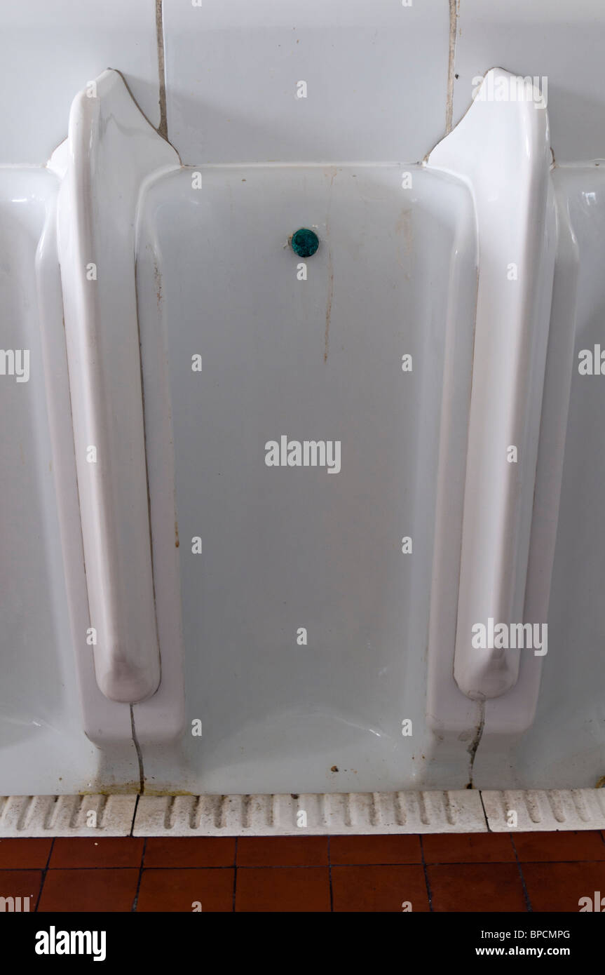 Keramische Urinale in Herren-WC, Clacton auf See Pier, Vereinigtes Königreich Stockfoto