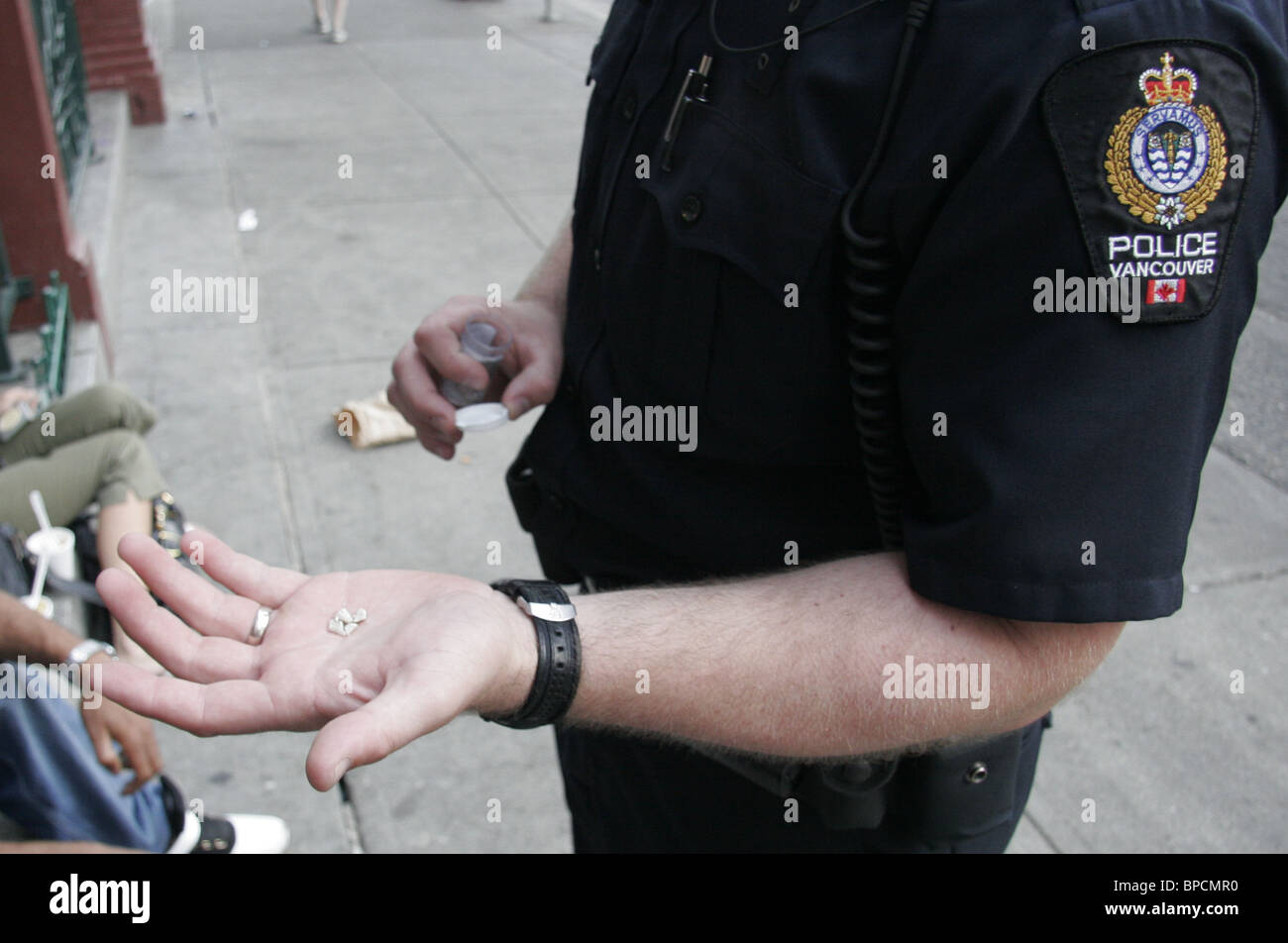Vancouver-Polizist hält Felsen von Crack-Kokain gefunden in der Street, Vancouver, Kanada Stockfoto