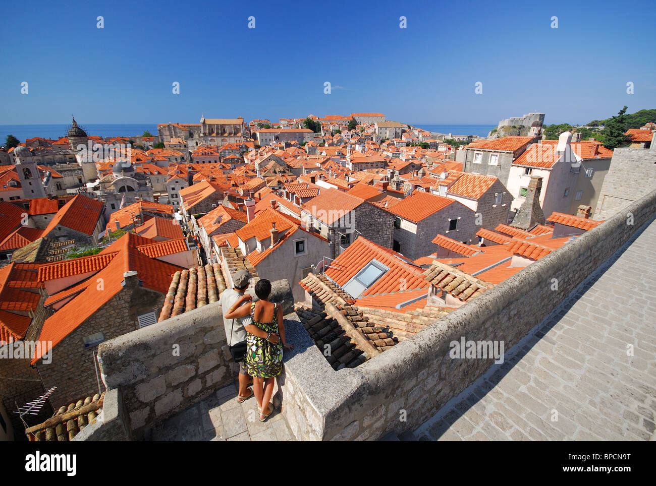 DUBROVNIK, KROATIEN. Ein junges Paar, Blick auf das historische Zentrum der Altstadt Dubrovnik von der Stadtmauer. 2010. Stockfoto