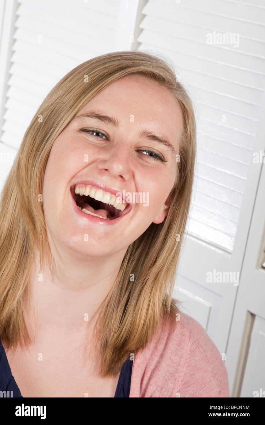 Glücklich lachende junge Frau Stockfoto