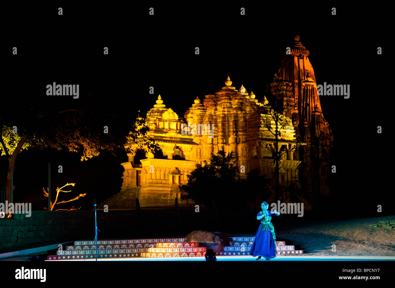 Frau tanzt vor Chitragupta Tempel. Khajuraho Festival der Tänze. Indien Stockfoto