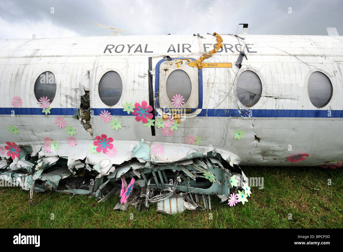 Eine kunstvoll verzierte alte RAF Flugzeug mit Blumen in The Trash Stadtgebiet auf dem Glastonbury Festival-Gelände Pilton UK Stockfoto