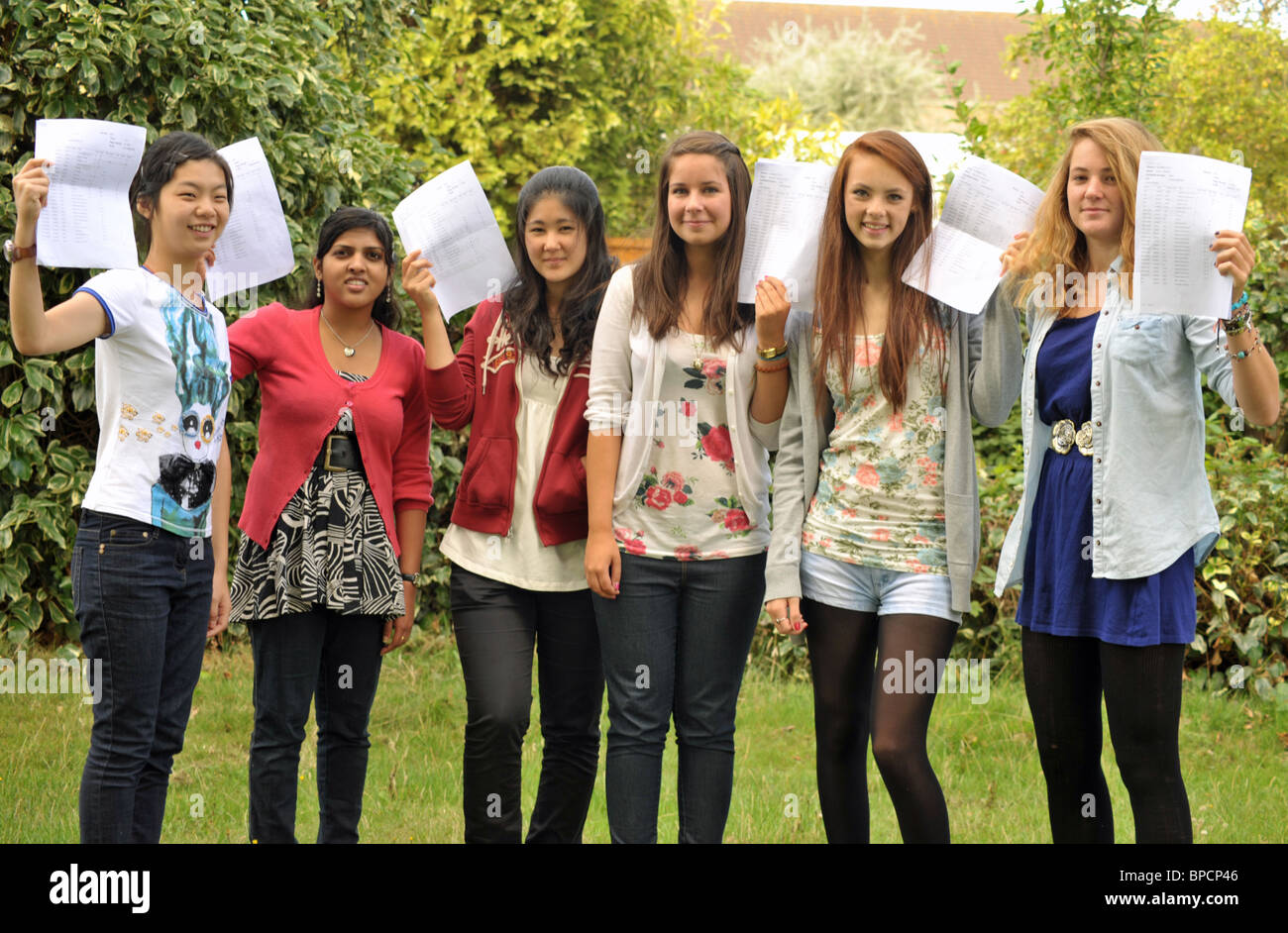 Eine Gruppe von Studenten der GCE A Star posiert mit ihren Prüfungsergebnissen Stockfoto