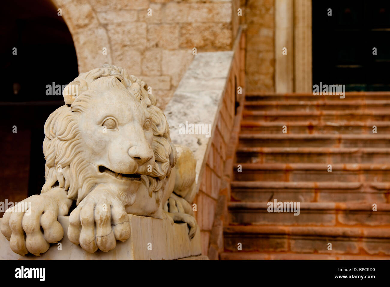Treppen und Fronteinstieg Details zum Rathaus in Norcia in Umbrien Italien Stockfoto
