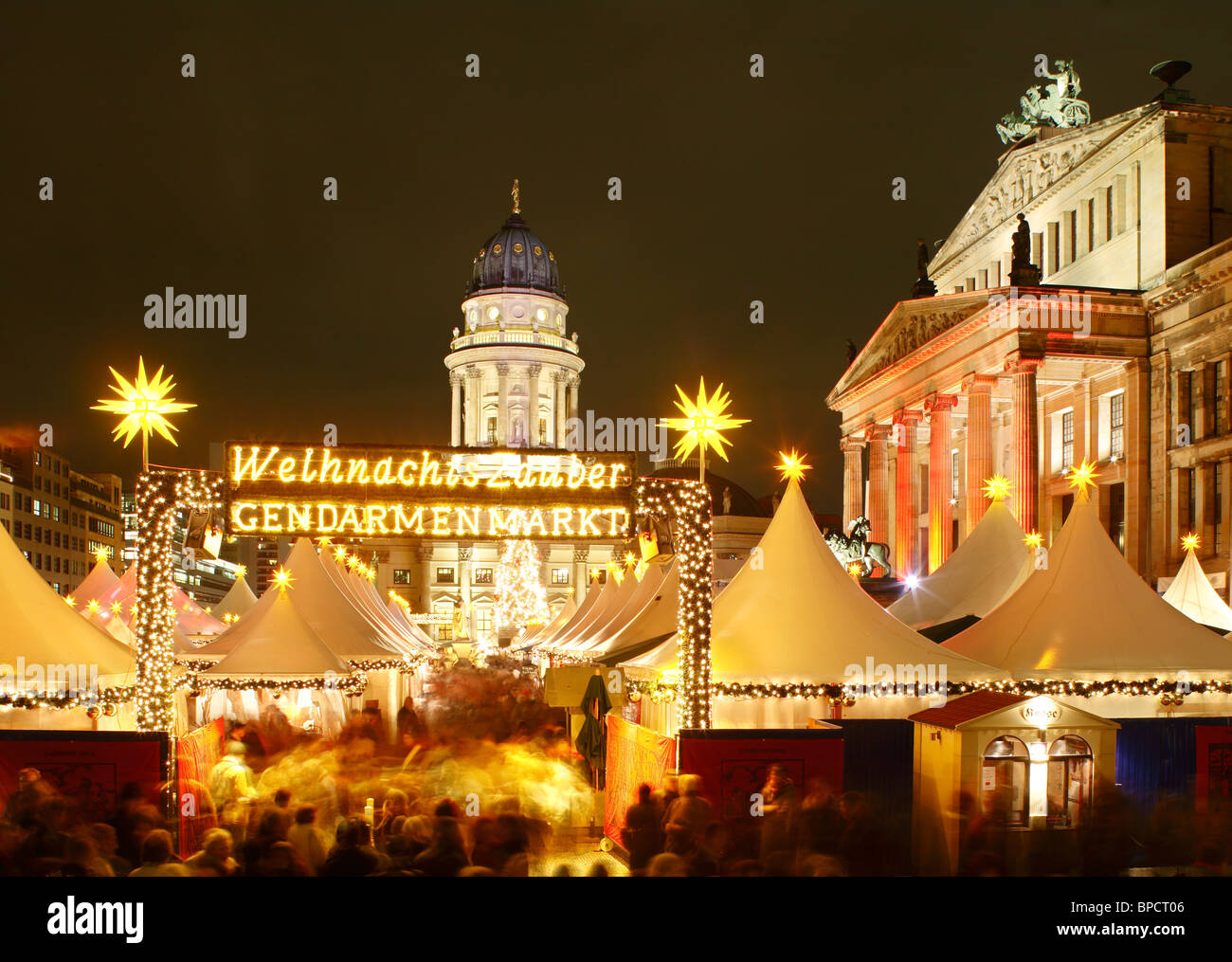 Einen Weihnachtsmarkt auf dem Gendarmenmarkt, Berlin, Deutschland Stockfoto