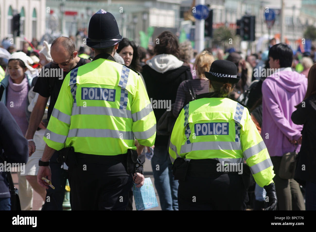 Zwei Polizisten in einer belebten Straße. Stockfoto