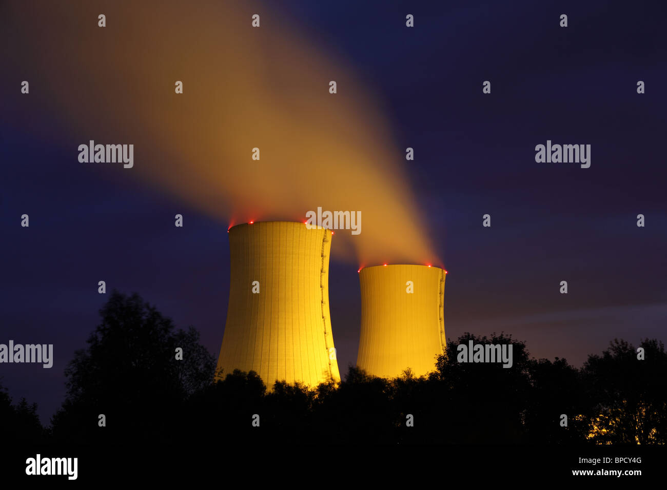 Kernkraftwerk in der Nacht Stockfoto