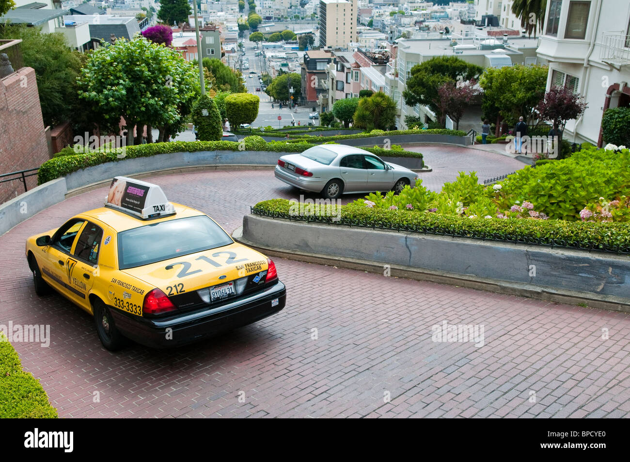 Lombard Street mit gelben Taxi, San Francisco, Kalifornien, USA Stockfoto