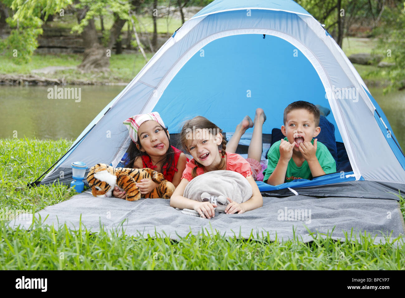 Kinder in einem Zelt handeln goofy Stockfoto