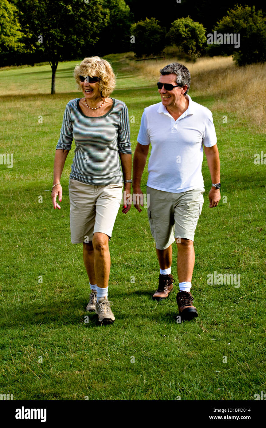 Ein glückliches Ehepaar im Ruhestand macht einen Spaziergang im Park. Stockfoto