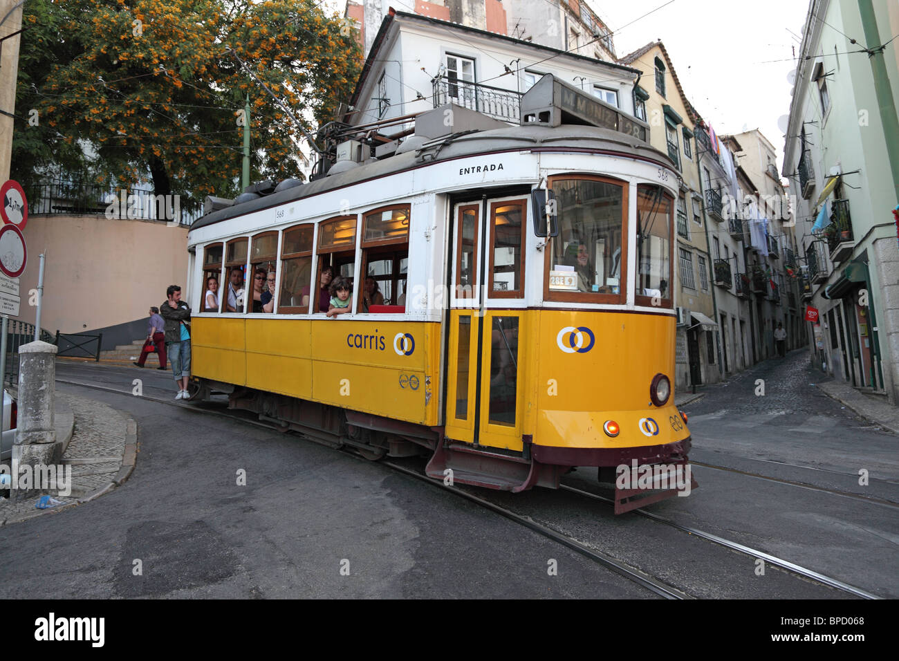 Oldtimer Straßenbahn in der Straße von Lissabon, Portugal Stockfoto
