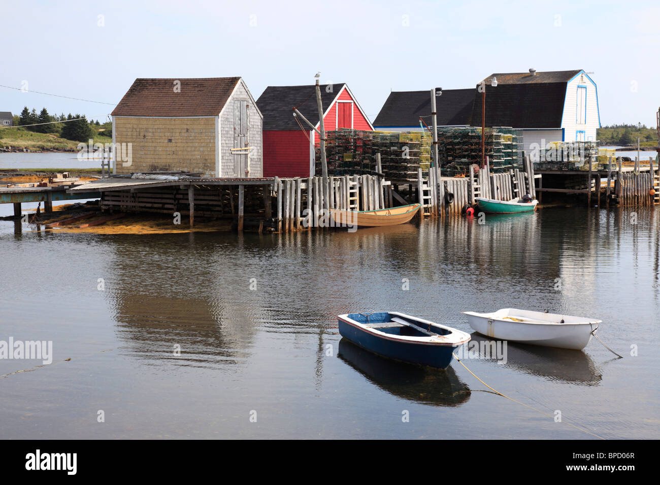 malerisches Fischerdorf Hütten am blauen Felsen in der Nähe der Stadt Lunenburg, Mahone Bay, Nova Scotia, Kanada, Nordamerika. Foto: Willy Matheisl Stockfoto