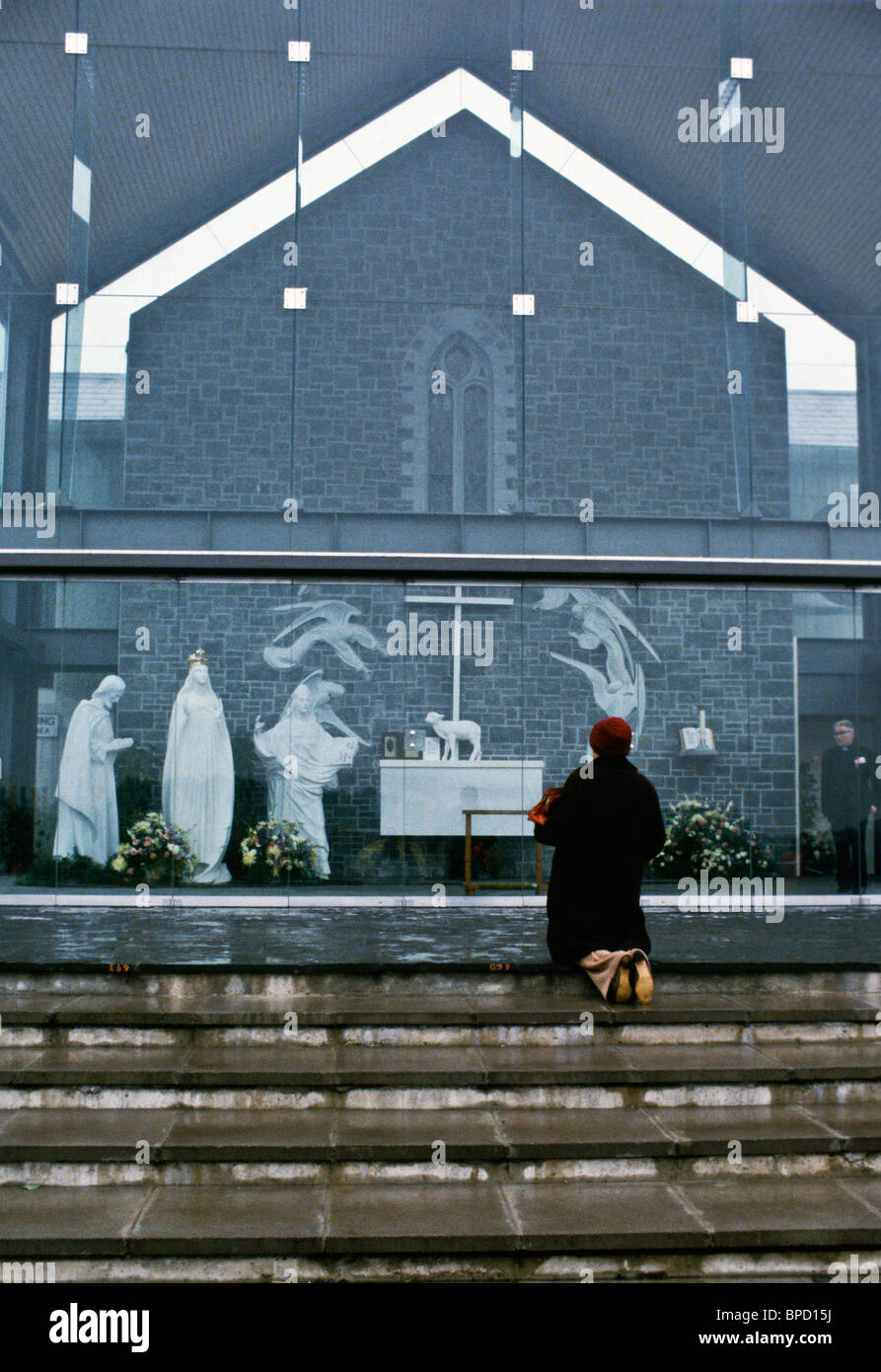 Pilgrim kniet und betet vor religiösen Schrein in Knock, Irland Stockfoto