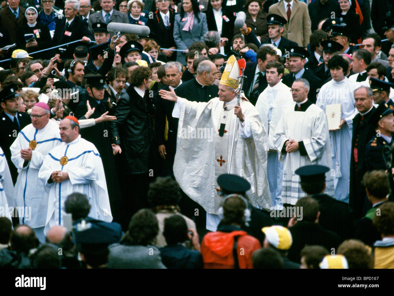 Papst Johannes Paul II kommt zur Feier der Masse in Knock bei seinem Besuch in Irland Stockfoto